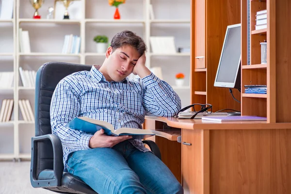 Giovane studente al tavolo del computer — Foto Stock