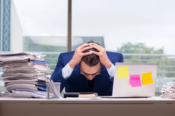 Empresário viciado em trabalho sobrecarregado com muito trabalho no escritório — Fotografia de Stock