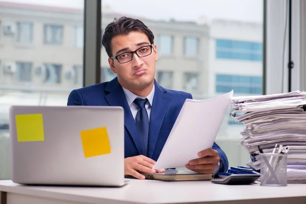 Empresário viciado em trabalho sobrecarregado com muito trabalho no escritório — Fotografia de Stock