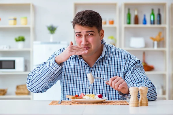 Homem comendo comida insípida em casa para o almoço — Fotografia de Stock