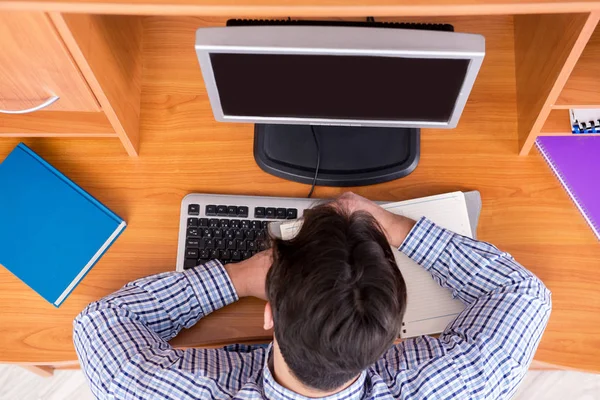 Jeune étudiant à la table informatique — Photo