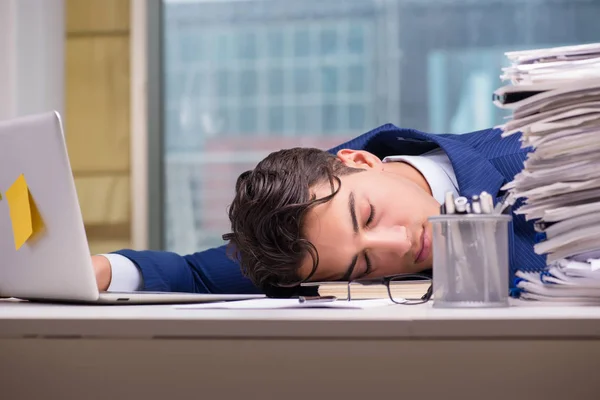 Empresário viciado em trabalho sobrecarregado com muito trabalho no escritório — Fotografia de Stock