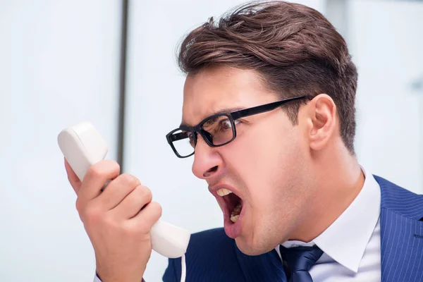 Angry call center empregado gritando com o cliente — Fotografia de Stock