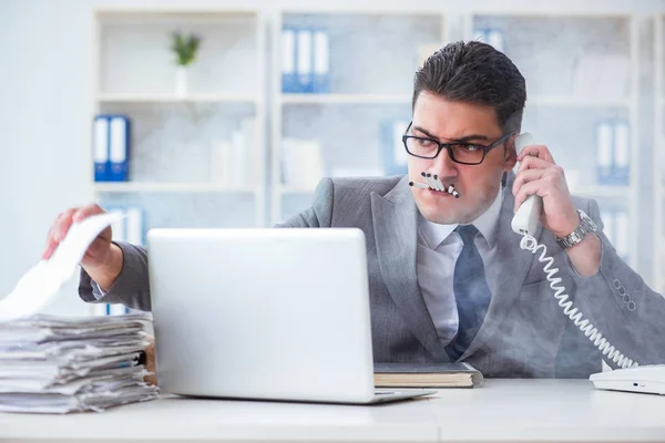 Uomo d'affari che fuma in ufficio al lavoro — Foto Stock
