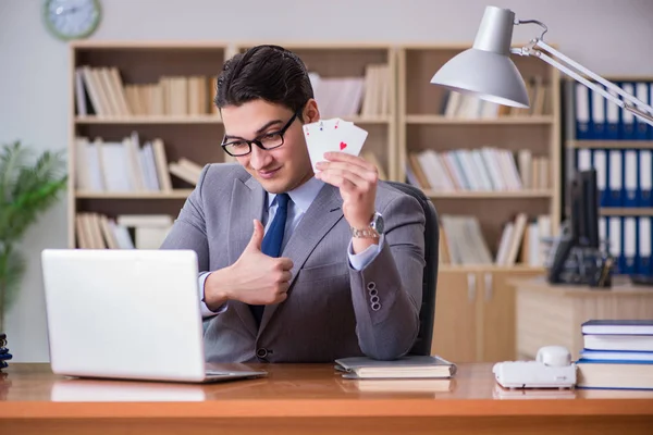 Zakenman gokken speelkaarten op het werk — Stockfoto