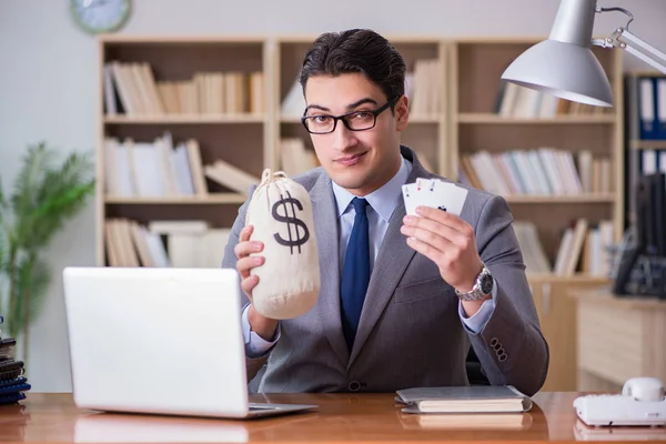 Empresario jugando a las cartas en el trabajo — Foto de Stock