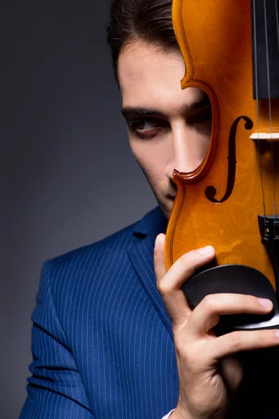 Joven tocando el violín en la habitación oscura —  Fotos de Stock