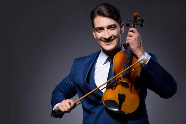 Joven tocando el violín en la habitación oscura —  Fotos de Stock