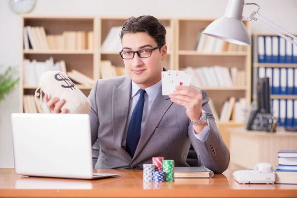 Affärsman spelande spelkort på jobbet — Stockfoto