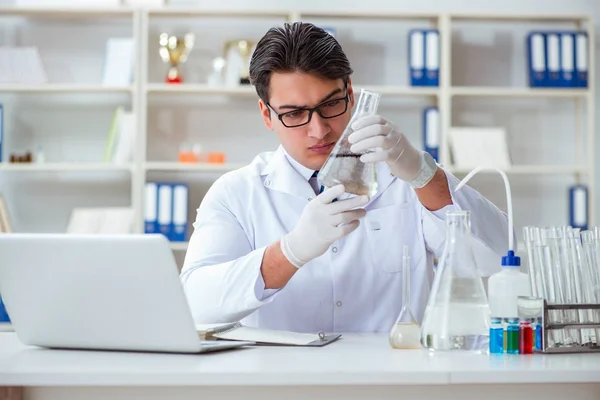 Jovem cientista pesquisador fazendo um teste de contaminação de água expe — Fotografia de Stock