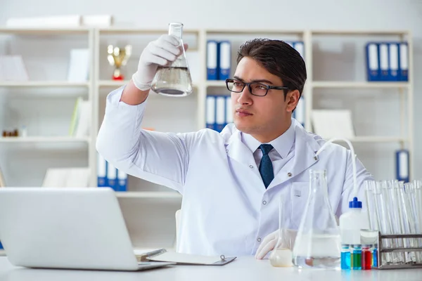 Young researcher scientist doing a water test contamination expe — Stock Photo, Image