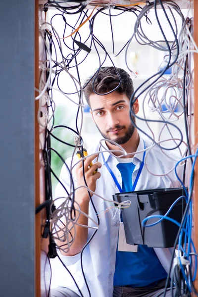 Elektriker versucht, Drähte in Reparaturkonzept zu entwirren — Stockfoto