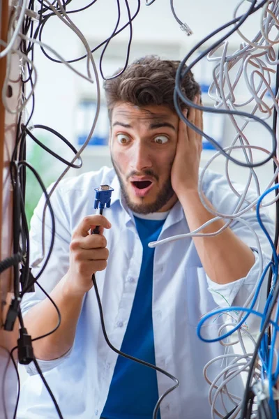 Elektrik teknisyeni tamir konseptinde kabloları çözmeye çalışıyor. — Stok fotoğraf