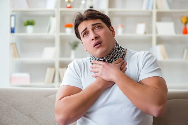 Молодий чоловік страждає від болю в горлі — стокове фото