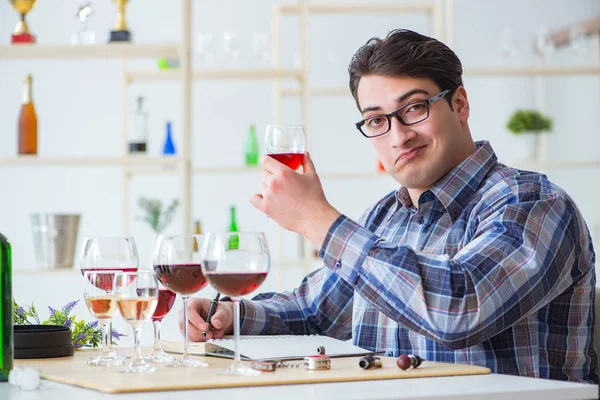 Profesyonel şarap garsonu kırmızı şarap tadıyor.