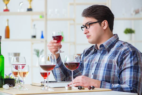 Professioneller Sommelier verkostet Rotwein — Stockfoto