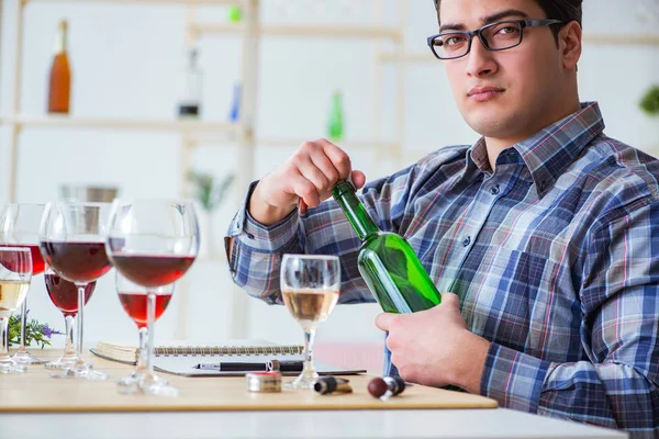 Profissional sommelier degustação de vinho tinto — Fotografia de Stock