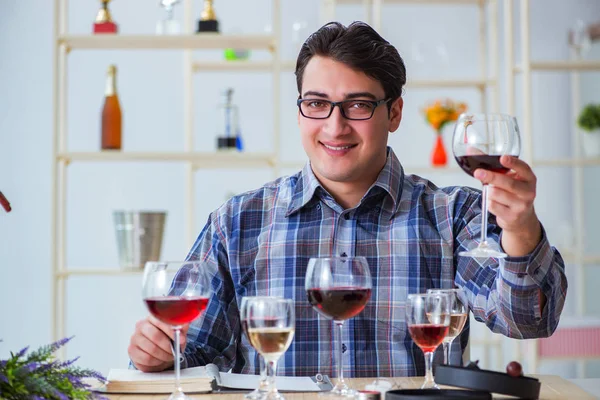 Profesyonel şarap garsonu kırmızı şarap tadıyor.