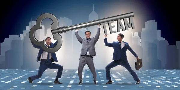 Biznesmeni trzymający gigantyczny klucz w koncepcji zespołu — Zdjęcie stockowe