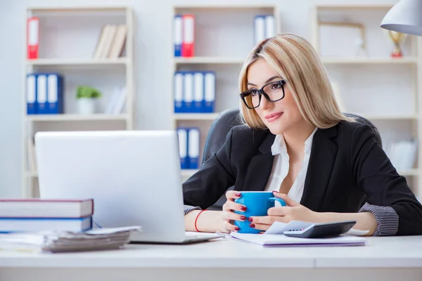 Donna d'affari che lavora al computer portatile alla scrivania in ufficio — Foto Stock