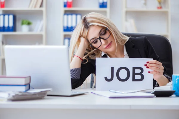 Junge Geschäftsfrau mit Botschaft im Büro — Stockfoto