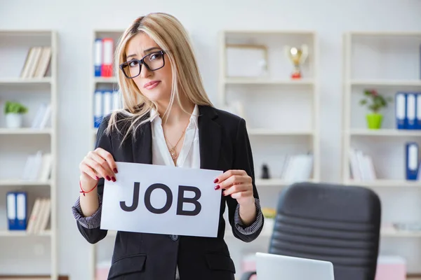 Jeune femme d'affaires avec message au bureau — Photo