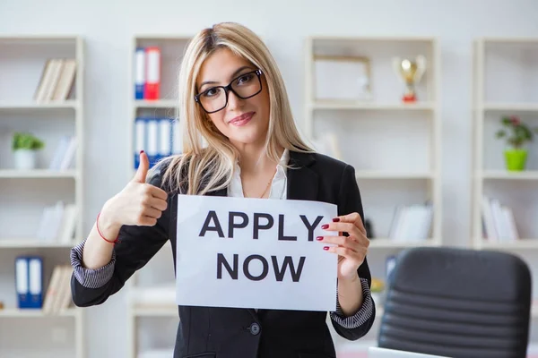 Jeune femme d'affaires avec message au bureau — Photo