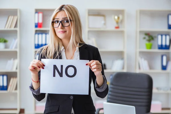 Junge Geschäftsfrau mit Botschaft im Büro — Stockfoto