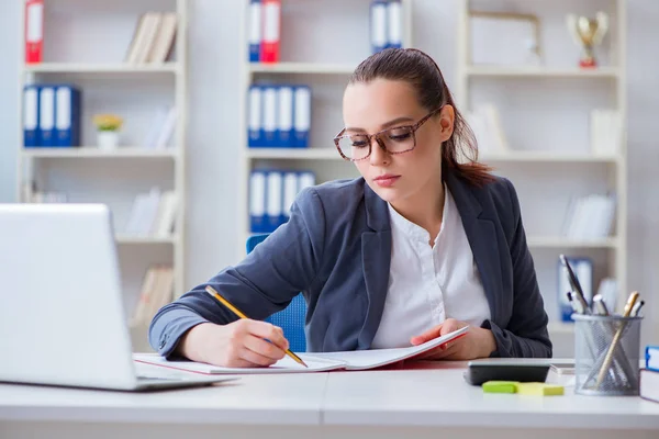 Geschäftsfrau arbeitet im Büro am Schreibtisch — Stockfoto