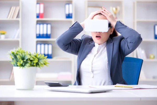 Affärskvinna med virtual reality glasögon på kontoret — Stockfoto