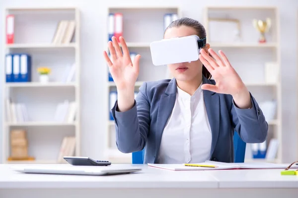 Affärskvinna med virtual reality glasögon på kontoret — Stockfoto