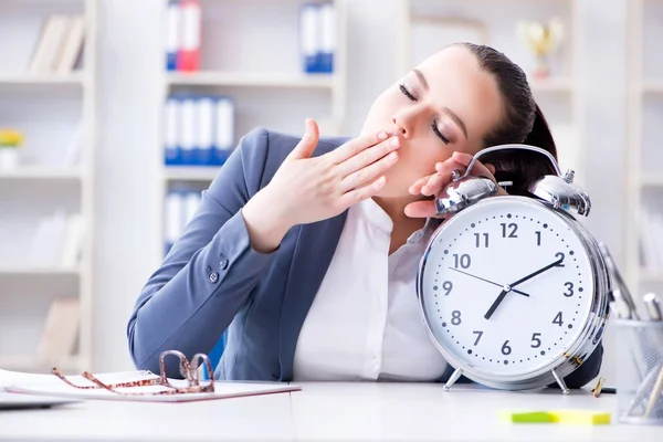 Mujer de negocios en el concepto de gestión del tiempo durmiendo — Foto de Stock