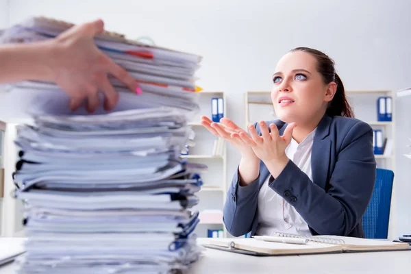 Empresária cansada com carga de trabalho de papelada — Fotografia de Stock