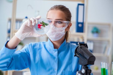 Bir laboratuarda deney yapan kadın bir bilim adamı.