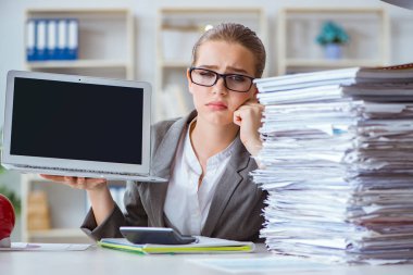 Ofiste çalışan genç iş kadını muhasebeci.