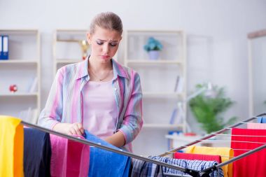 Depresyonda olan ev hanımı çamaşır yıkıyor.