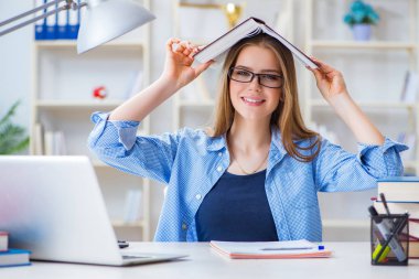 Evde sınava hazırlanan genç kız öğrenci.