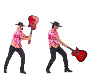 Gitarlı bir sombrero giyen adam.