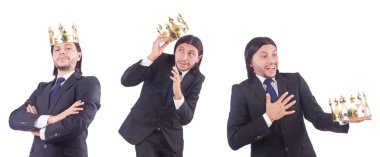 Taçlı bir iş adamı beyazlar içinde.