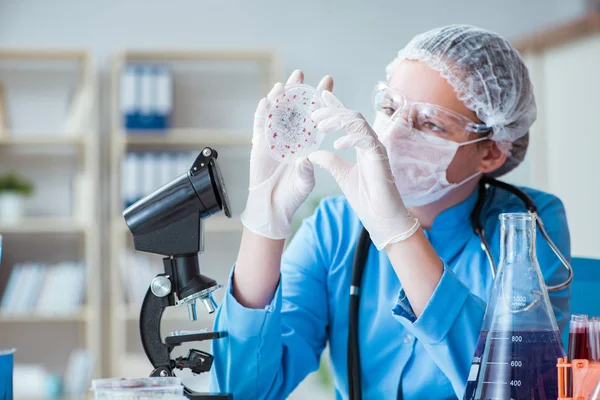 Vrouwelijke wetenschapper onderzoeker doet experimenten in het laboratorium — Stockfoto
