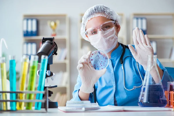 여성 과학자가 실험실에서 실험을 하는 모습 — 스톡 사진