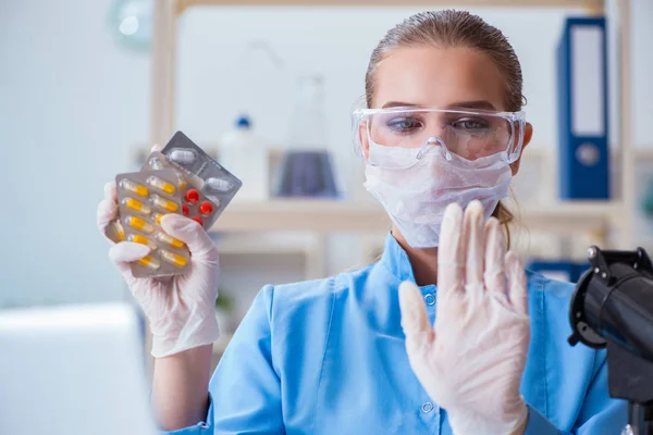 Peneliti wanita melakukan percobaan di laboratorium. — Stok Foto