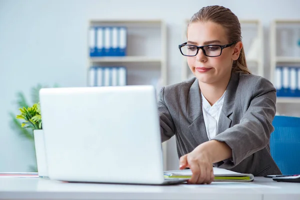 Jeune femme d'affaires comptable travaillant dans le bureau — Photo