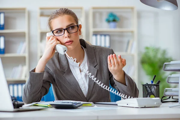 Junge Geschäftsfrau Buchhalterin arbeitet im Büro — Stockfoto