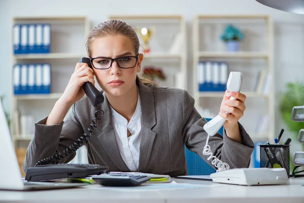 Junge Geschäftsfrau Buchhalterin arbeitet im Büro — Stockfoto