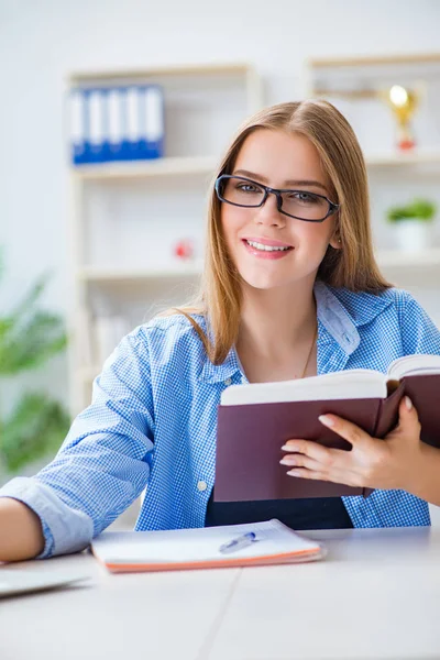 Jonge tiener vrouwelijke student voorbereiding voor examens thuis — Stockfoto