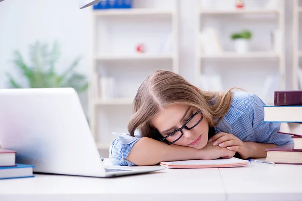 Junge Teenagerin bereitet sich zu Hause auf Prüfungen vor — Stockfoto