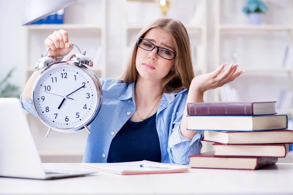 Evde sınava hazırlanan genç kız öğrenci.