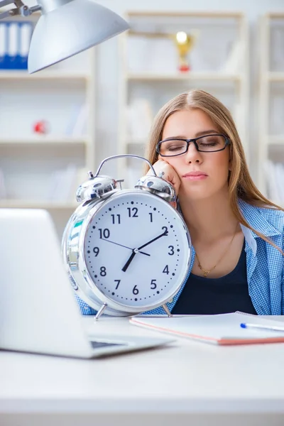 Evde sınava hazırlanan genç kız öğrenci.