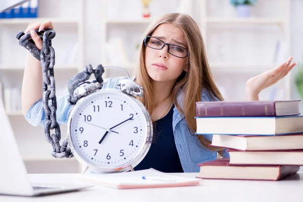 Jovem adolescente estudante se preparando para exames em casa — Fotografia de Stock